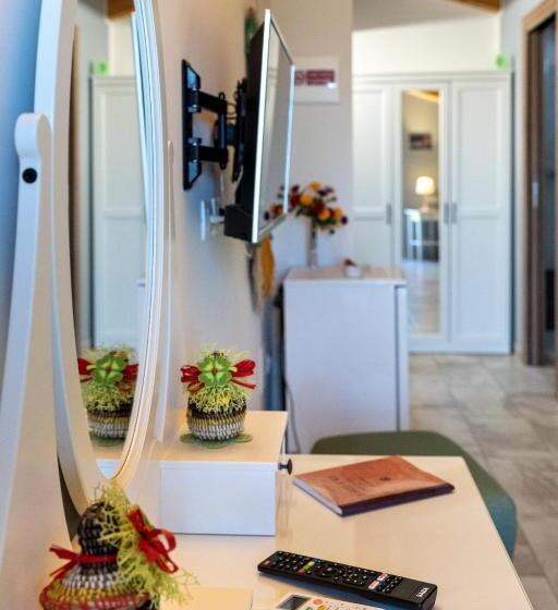 Deluxe Kolmen Hengen Huone, B&b La Canfora