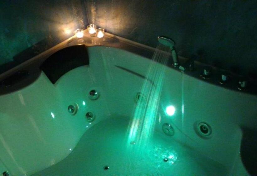 جناح مزود بجاكوزى, Luxury B&b Coccolhouse