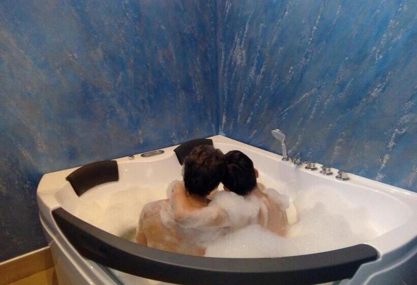 جناح مزود بجاكوزى, Luxury B&b Coccolhouse