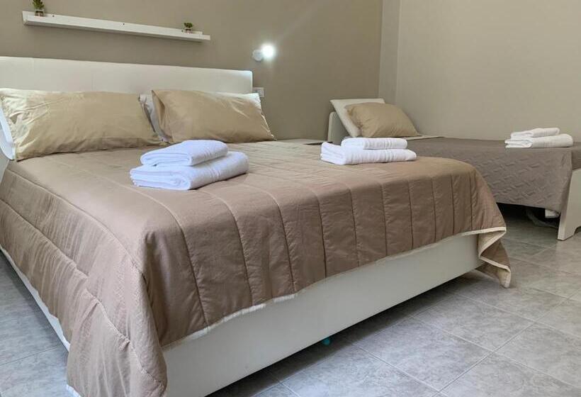 Camera Tripla Standard, D & C