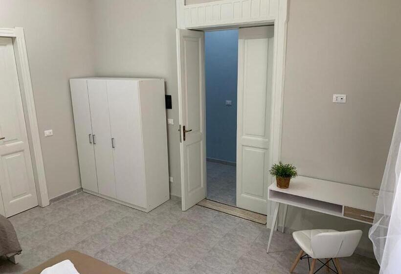 Camera Tripla Standard, D & C