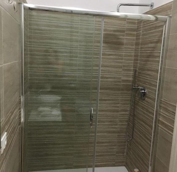 Camera Tripla Standard, D & C