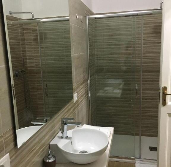 Camera Tripla Standard, D & C