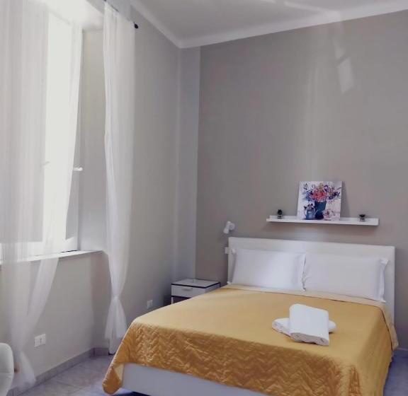 Camera Tripla Standard, D & C