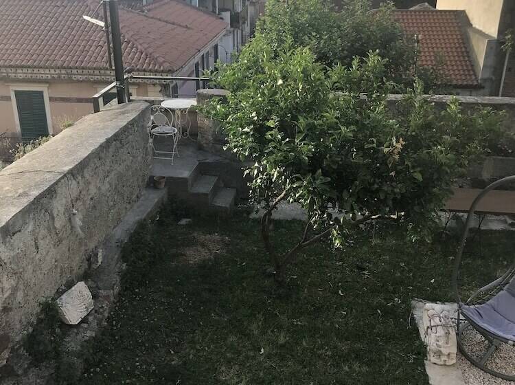 اتاق لوکس با چشم‌انداز دریا, Castello D Alcontres B&b