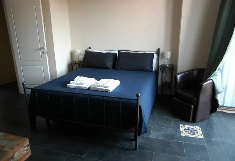 片側に海が見えるデラックスルーム, Castello D Alcontres B&b