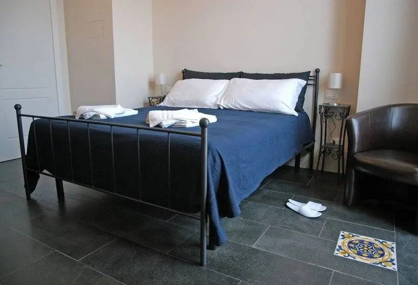 片側に海が見えるデラックスルーム, Castello D Alcontres B&b