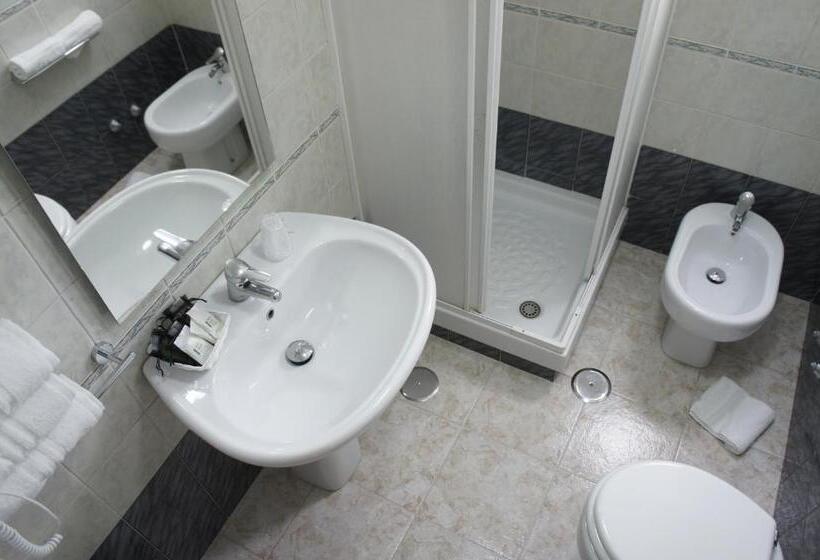 חדר אקונומי לשלושה, Albergo D Onofrio