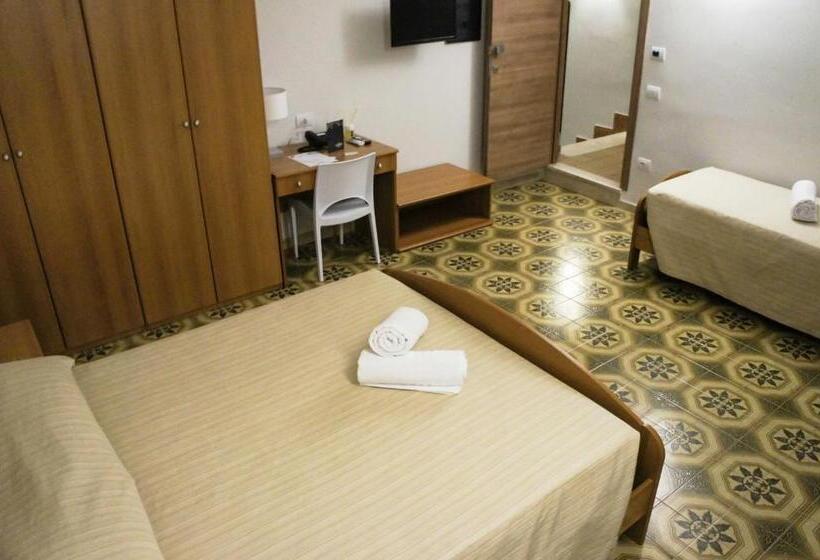 חדר אקונומי לשלושה, Albergo D Onofrio