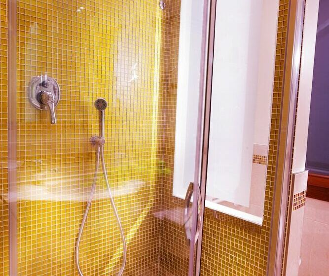 اتاق لوکس با چشم‌انداز, Ai Mori D'Oriente