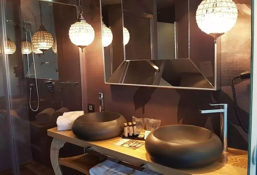 Deluxe Suite, Sanchez