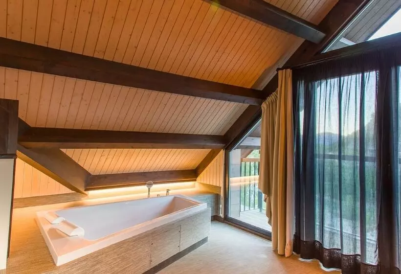 Deluxe Suite, Sanchez
