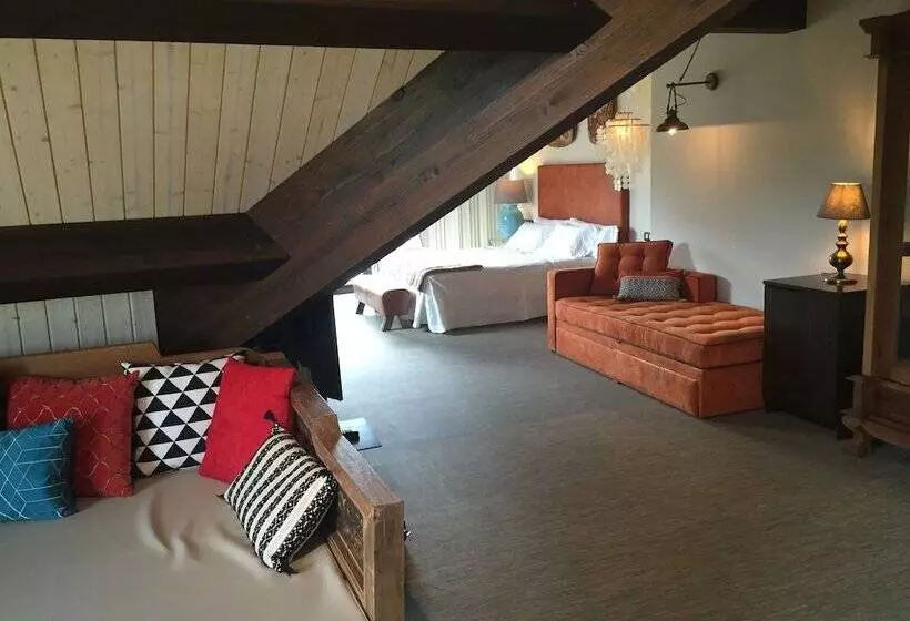 Deluxe Suite, Sanchez