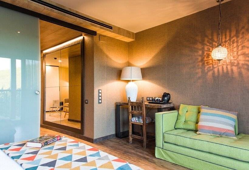 패밀리 룸, Sanchez