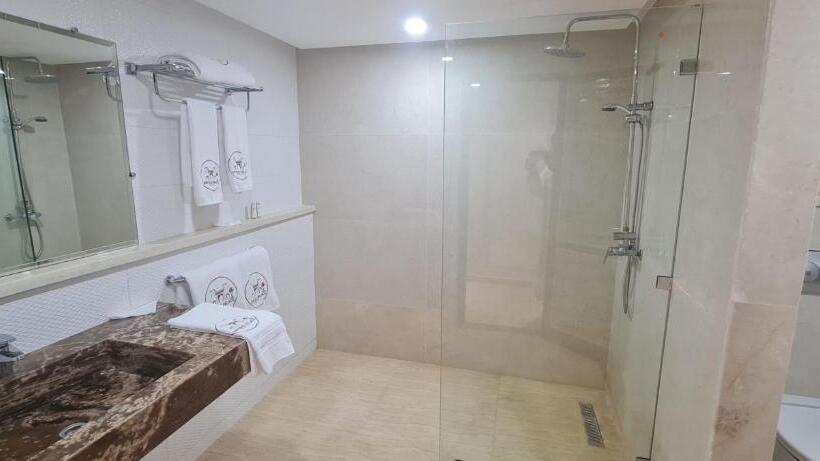 سوئیت با تخت بزرگ, Erfoud Palace