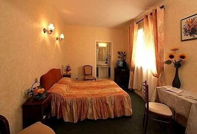 חדר סטנדרט לשלושה, Hôtel Restaurant Plaisance Piscine Couverte Et Chauffée  Proche Sarlat