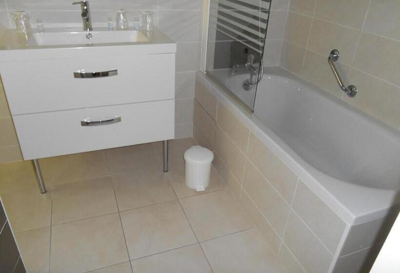 חדר סטנדרט לשלושה, Hôtel Restaurant Plaisance Piscine Couverte Et Chauffée  Proche Sarlat