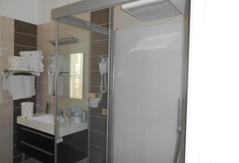 חדר סטנדרט לשלושה, Hôtel Restaurant Plaisance Piscine Couverte Et Chauffée  Proche Sarlat