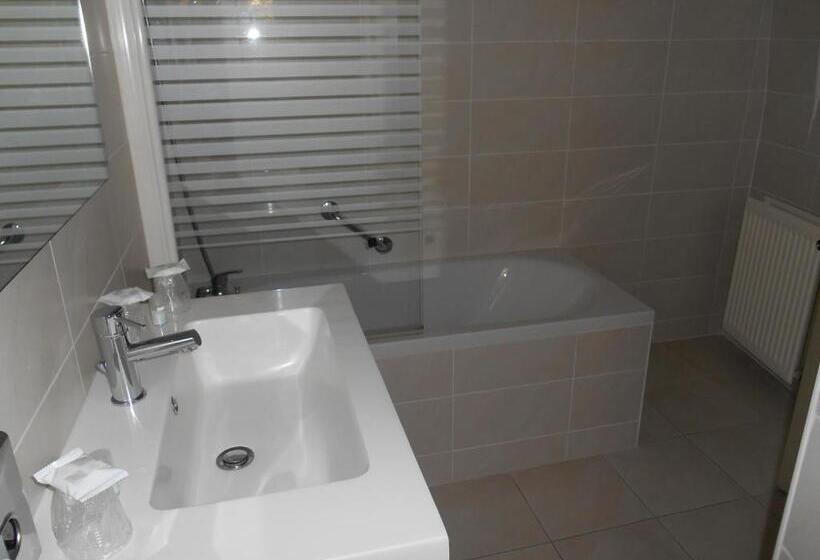 חדר סטנדרט לשלושה, Hôtel Restaurant Plaisance Piscine Couverte Et Chauffée  Proche Sarlat