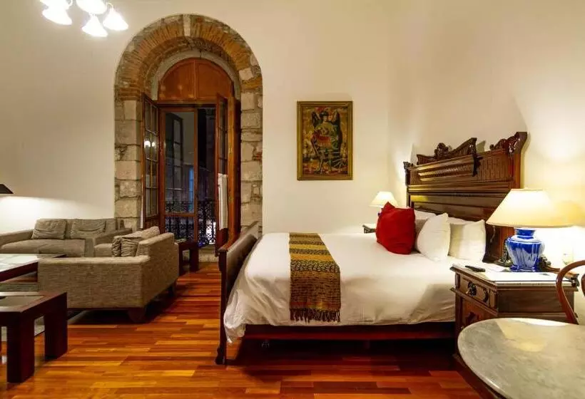 سوییت لوکس, Los Juaninos