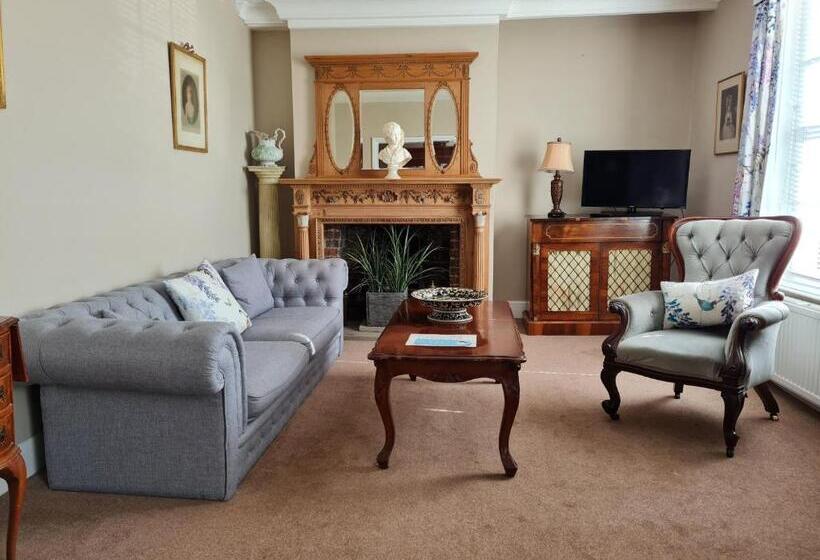 جناح جونيور, Powdermills Country House