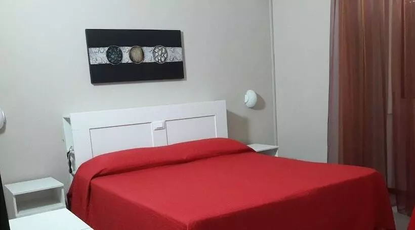 Standard Kolmen Hengen Huone, Principe