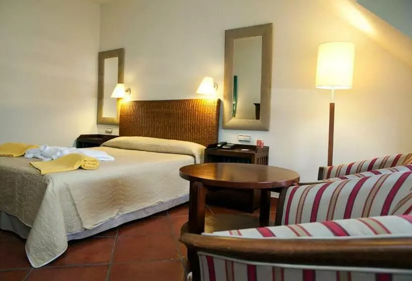 Habitaciï¿½n Estï¿½ndar Abuhardillada, Puerto Antilla Grand Hotel