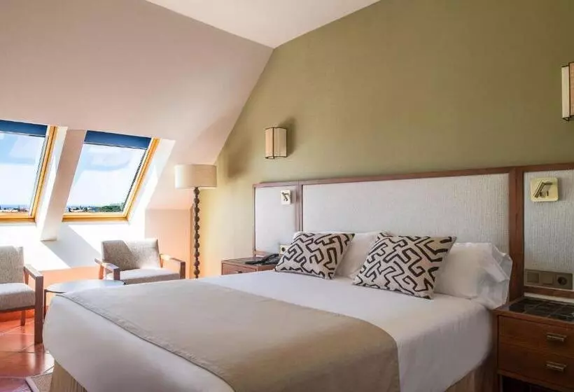 Habitaciï¿½n Estï¿½ndar Abuhardillada, Puerto Antilla Grand Hotel