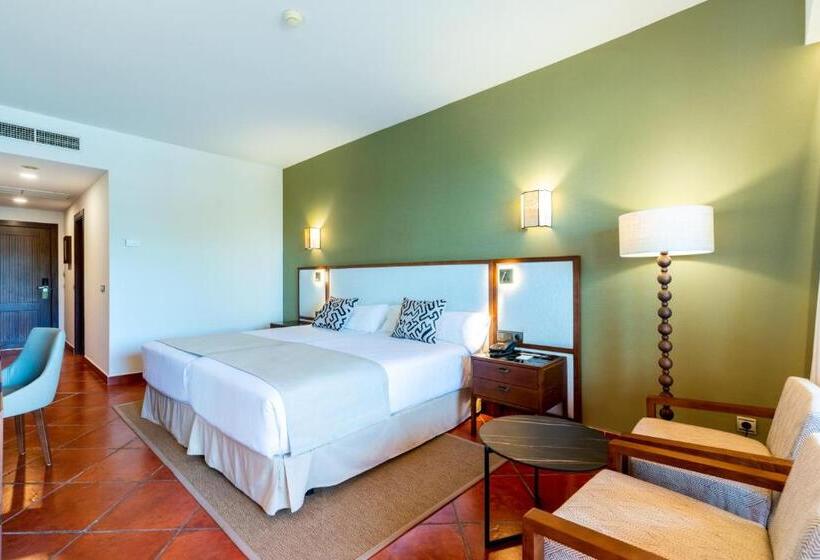 Habitación Estándar Abuhardillada, Puerto Antilla Grand Hotel