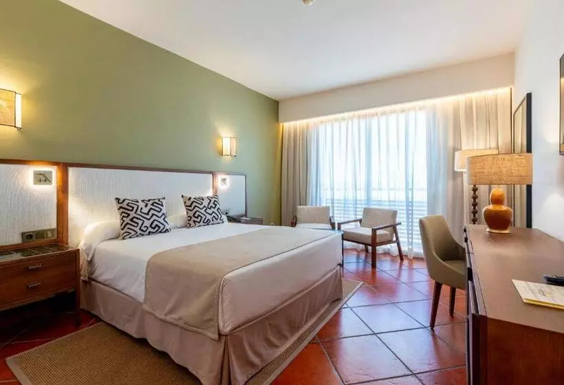 Habitaciï¿½n Estï¿½ndar Abuhardillada, Puerto Antilla Grand Hotel