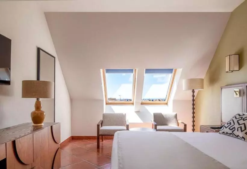 Habitaciï¿½n Estï¿½ndar Abuhardillada, Puerto Antilla Grand Hotel