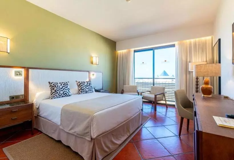 Habitaciï¿½n Estï¿½ndar Abuhardillada, Puerto Antilla Grand Hotel