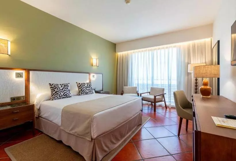 Habitaciï¿½n Estï¿½ndar Abuhardillada, Puerto Antilla Grand Hotel