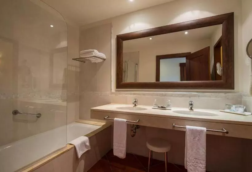 Habitaciï¿½n Estï¿½ndar Abuhardillada, Puerto Antilla Grand Hotel