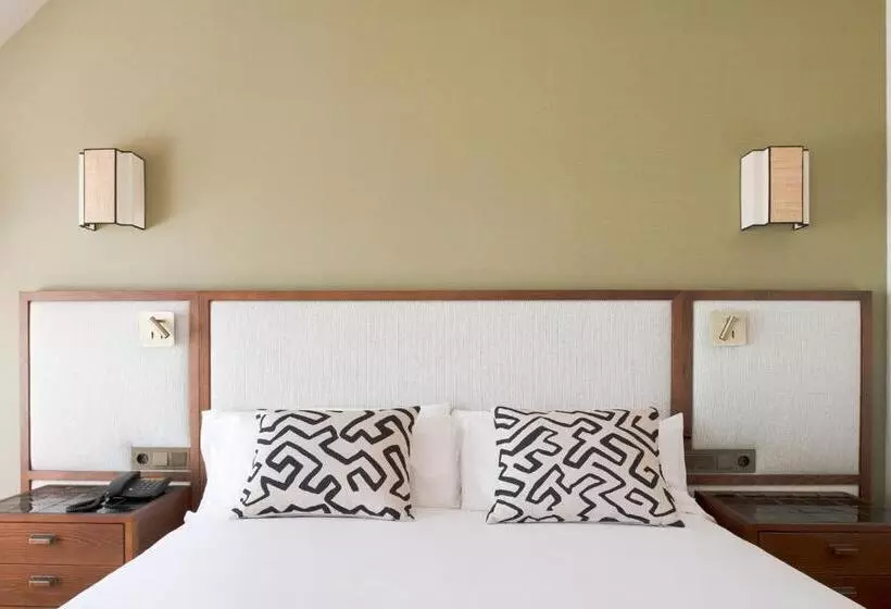Habitaciï¿½n Estï¿½ndar Abuhardillada, Puerto Antilla Grand Hotel
