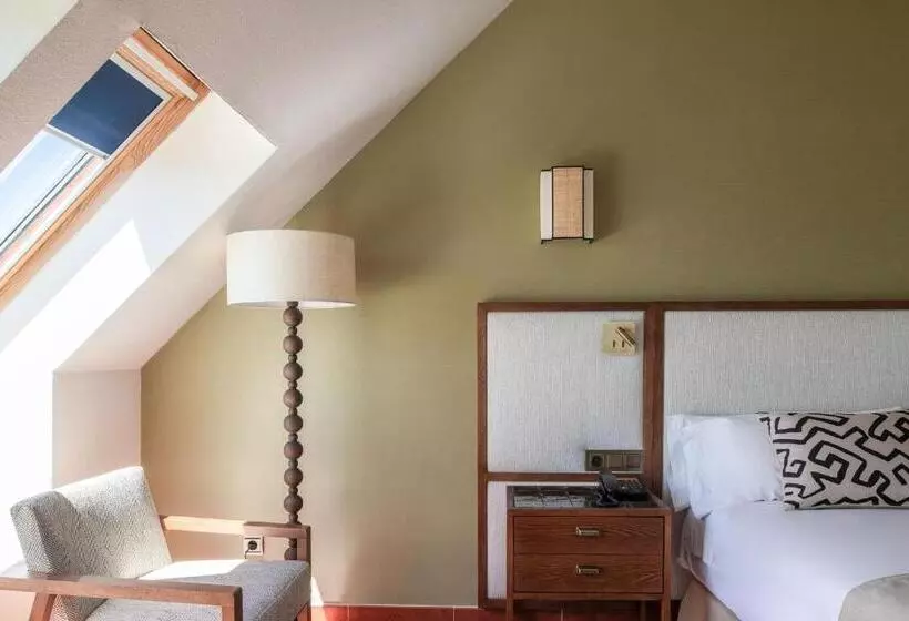 Habitaciï¿½n Estï¿½ndar Abuhardillada, Puerto Antilla Grand Hotel