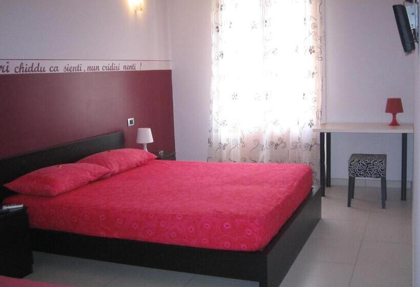 Трехместный Номер Стандарт с Балконом, B&b Persi Nel Sud