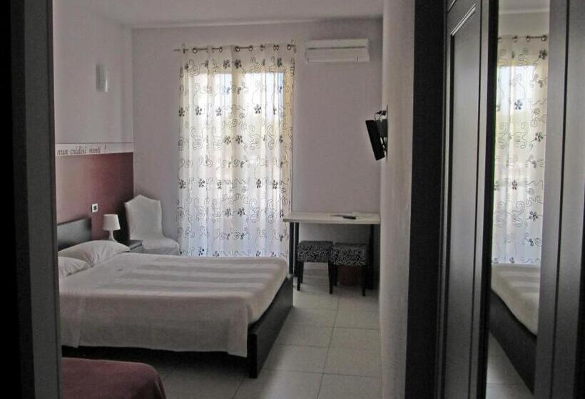 חדר סטנדרט לשלושה עם מרפסת, B&b Persi Nel Sud