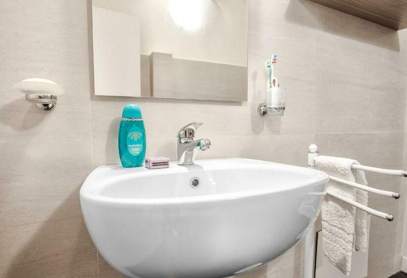 חדר סטנדרט לשלושה עם נוף לגינה, Giardini Acantus