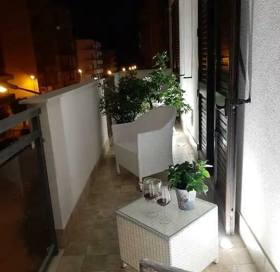 اتاق لوکس با بالکن و چشم‌انداز دریا, B&b Al Porticciolo