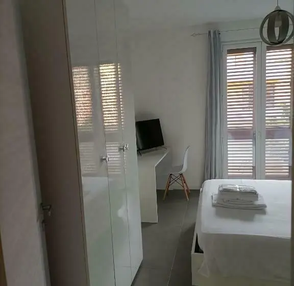 اتاق لوکس با بالکن و چشم‌انداز دریا, B&b Al Porticciolo