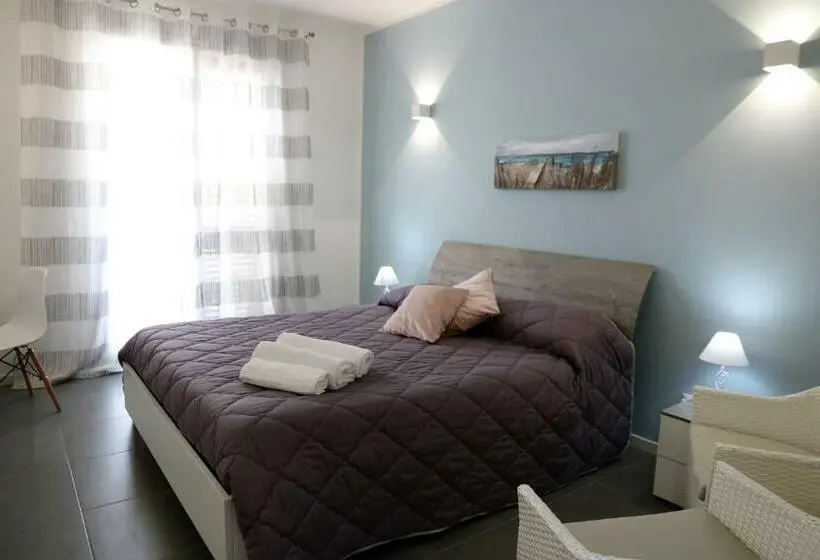 اتاق لوکس با بالکن و چشم‌انداز دریا, B&b Al Porticciolo