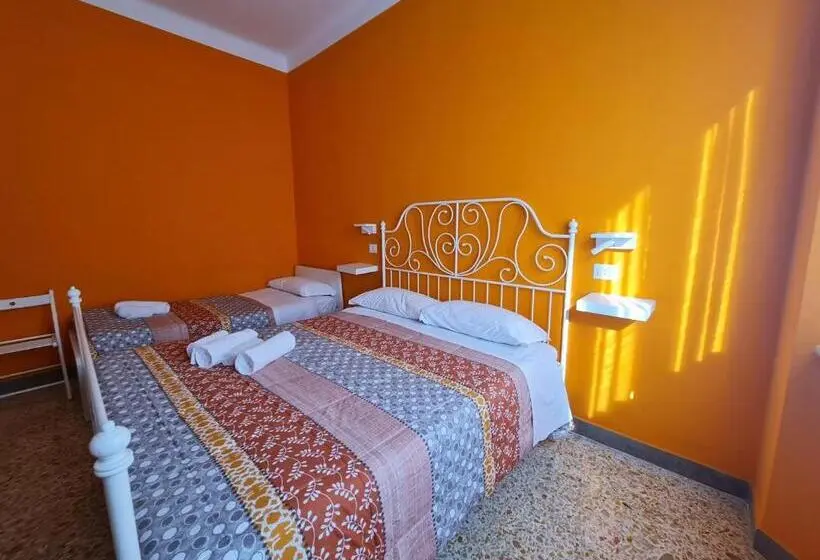 اتاق استاندارد سه تخته با سرویس بهداشتی مشترک, Lcs Pisa Self Check In