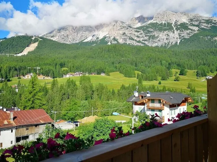 سوئیت لوکس با چشم‌انداز کوهستان, Camina Suite & Spa