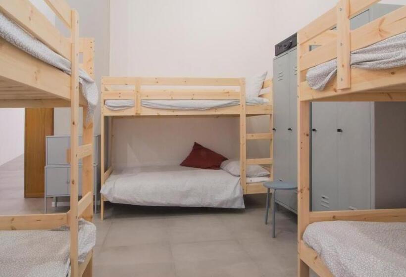 共用房间的床, Hostelleria