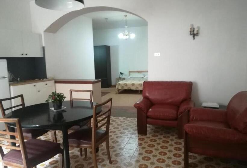 استودیوی استاندارد, La Casa Di Astrea