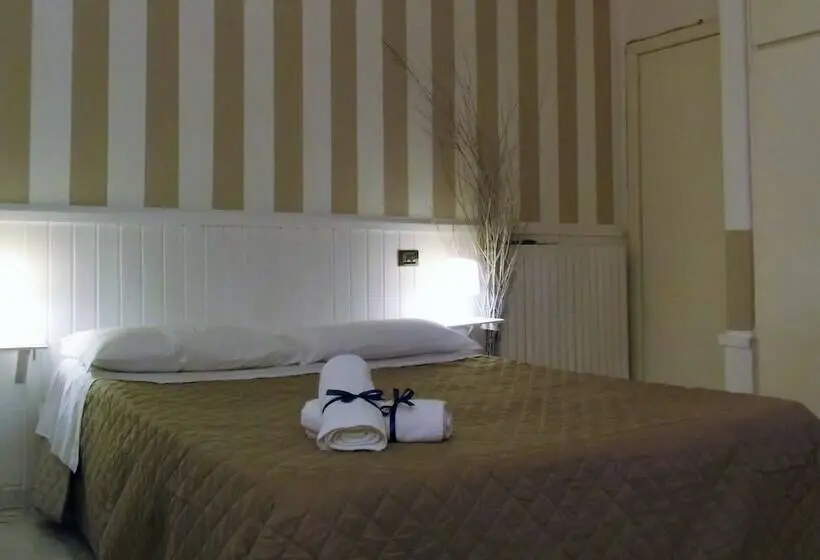 اتاق خانوادگی با چشمانداز جانبی دریا, B&b Villa Cinque Pini