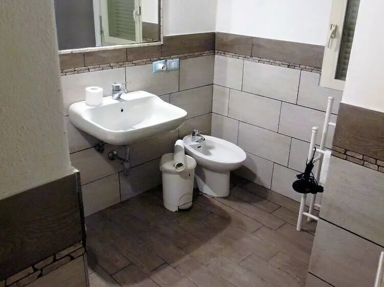 اتاق خانوادگی با چشمانداز جانبی دریا, B&b Villa Cinque Pini