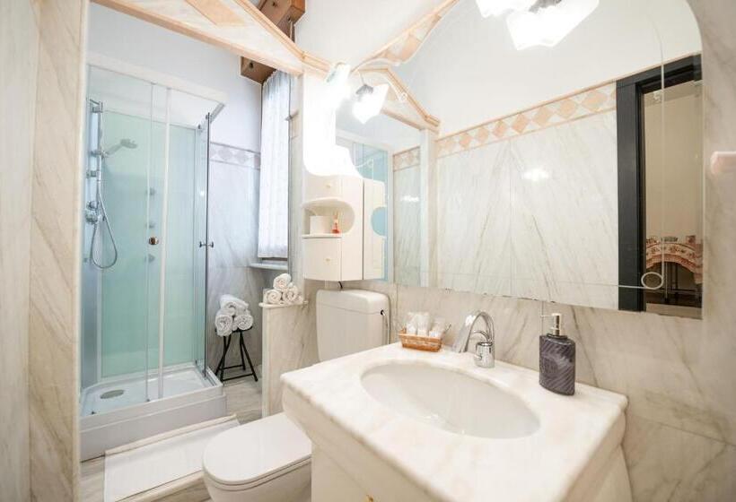 디럭스 룸, B&b Family First