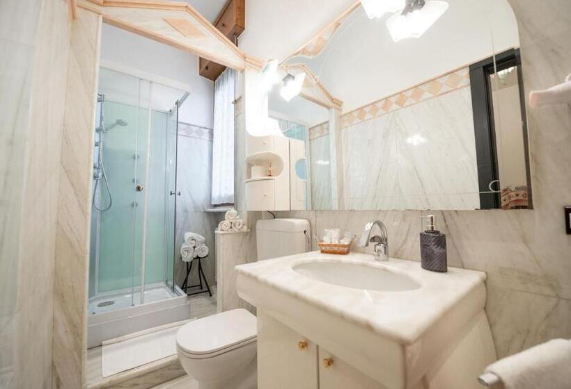 디럭스 룸, B&b Family First